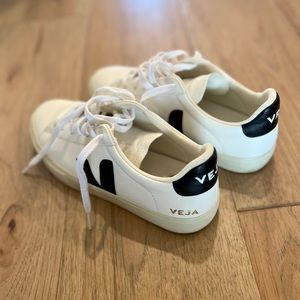VEJA Sneakers - Size 9 Women’s